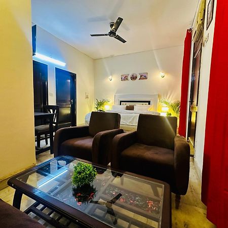 Hotel The White Scent-Near Noida Sector 18 Metro Exterior foto