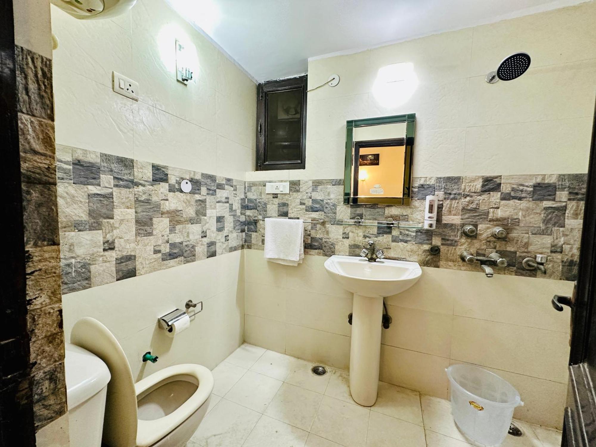 Hotel The White Scent-Near Noida Sector 18 Metro Exterior foto