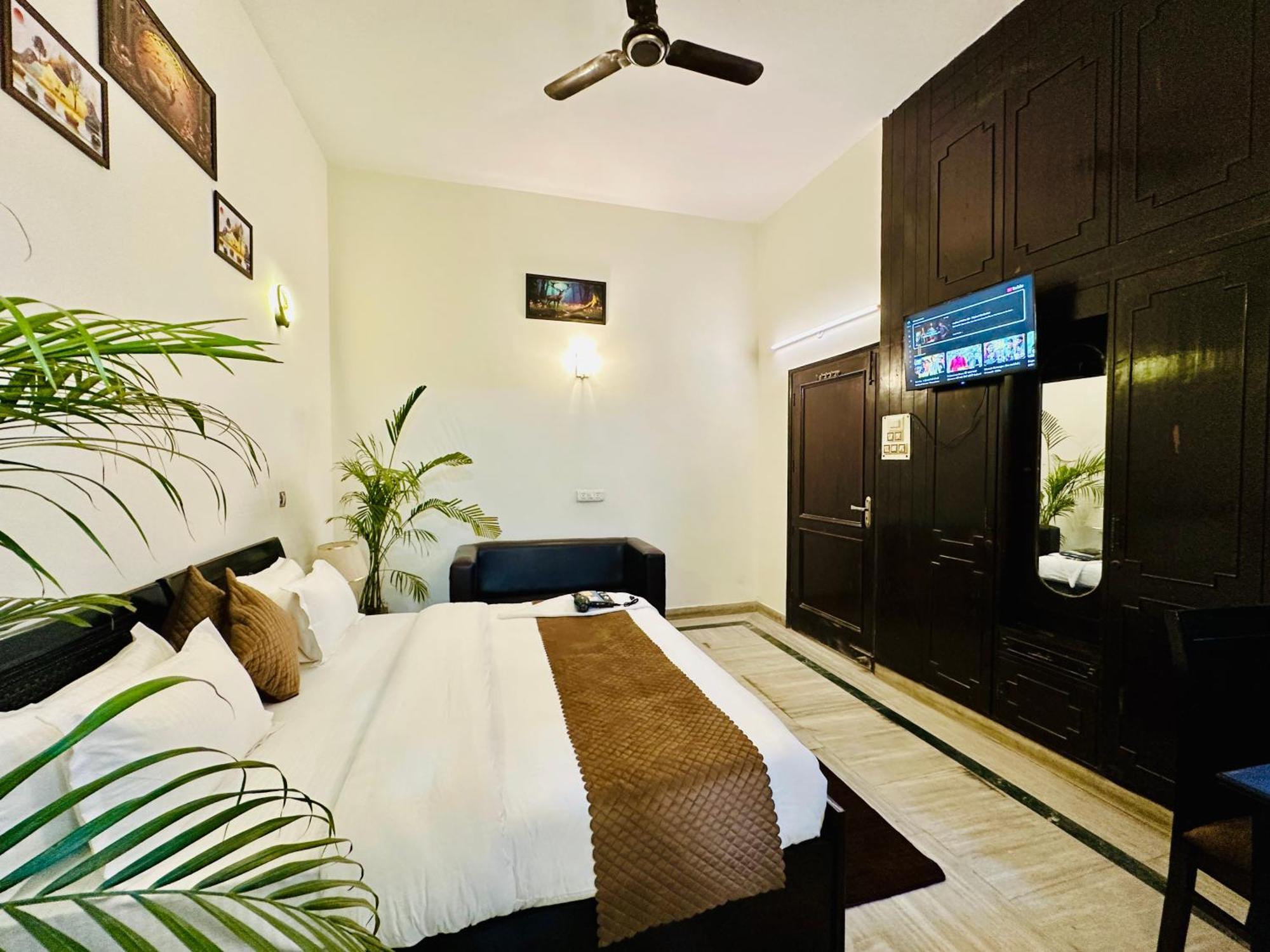 Hotel The White Scent-Near Noida Sector 18 Metro Exterior foto